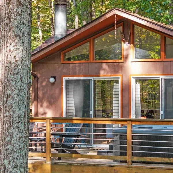 Wooded Nest, Cozy 3BR Chalet Near Spas, Downtown Berkeley Springs & Hiking，位于伯克利斯普林斯的酒店