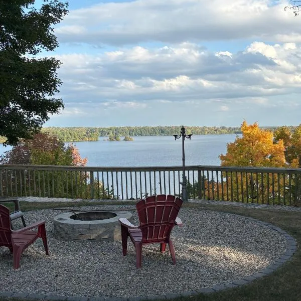 Waterfront Q Estate summer cottage，位于Westport的酒店