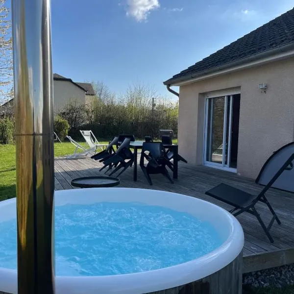 House with Outdoor Jacuzzi，位于Rocroi的酒店