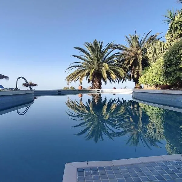 Hotel Cortijo de la luna，位于阿尔姆尼卡的酒店