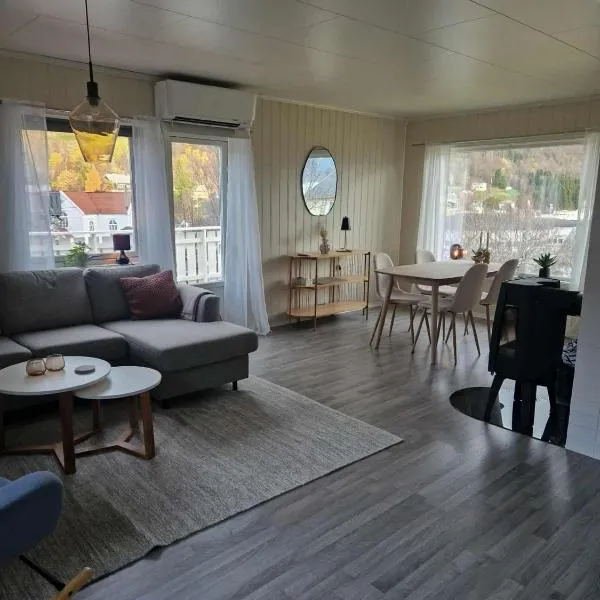 House with terrace and a big garden in centrum of Lyngseidet，位于灵塞德的酒店
