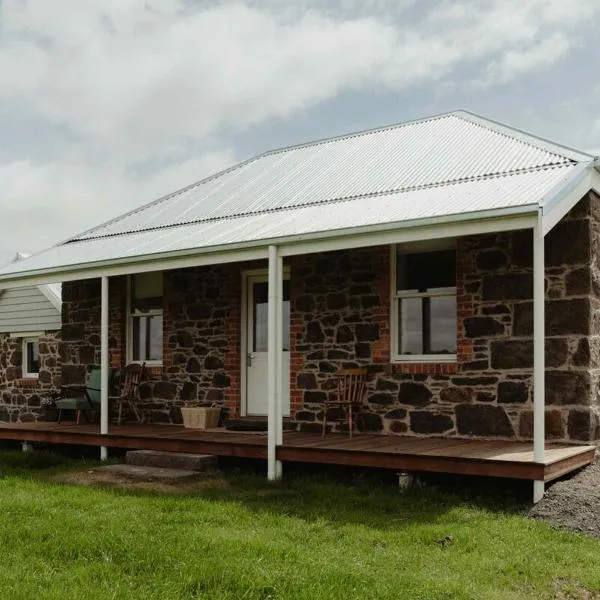 Cosy 2 bedroom cottage with farmland views 15 mins from Ballarat，位于Ross Creek的酒店