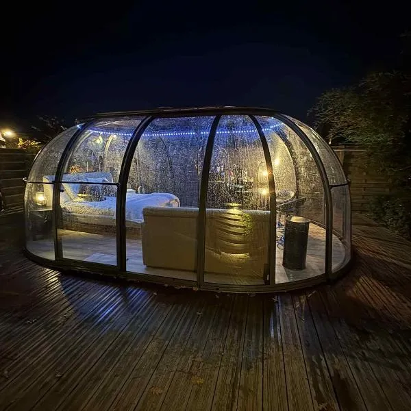 Dôme du puits avec jacuzzi et sauna privatif，位于Havinnes的酒店