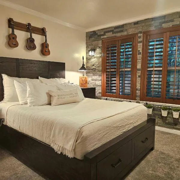 Private Bedroom Suite w Hot Tub and Arcade，位于史诺霍米须的酒店