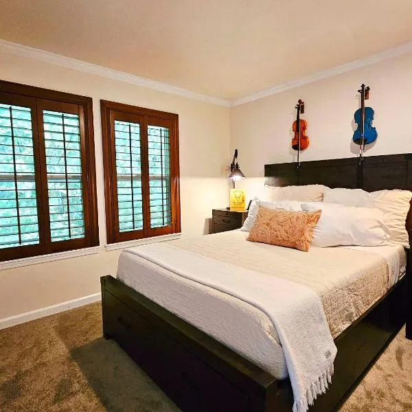 Private Bedroom I Fox Den w Hot Tub and Arcade,位于史诺霍米须的酒店