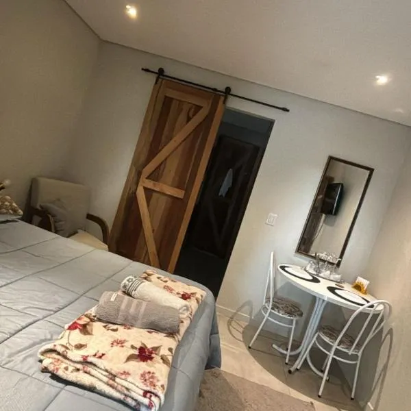 Quarto suíte privativo acesso independente,位于Estância Velha的酒店