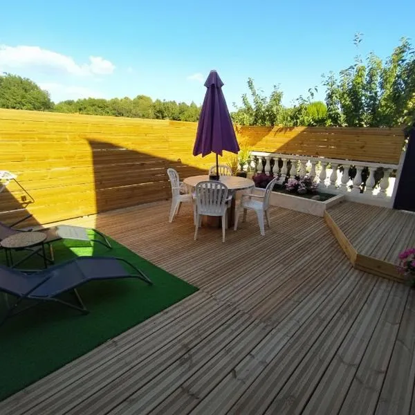 Studio cosy avec terrasse，位于Rians的酒店