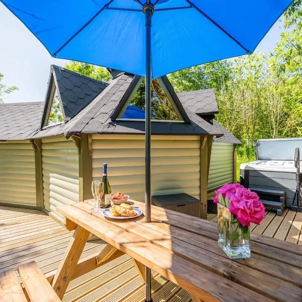 Bluebell Cabin & Hot tub，位于Llanddewi Rhydderch的酒店