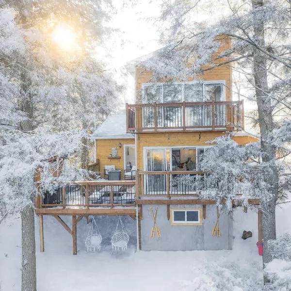 LoveNestChalet - Hot tub & Fireplace - Warm, cozy & relaxing，位于Grenville-sur-la-Rouge的酒店