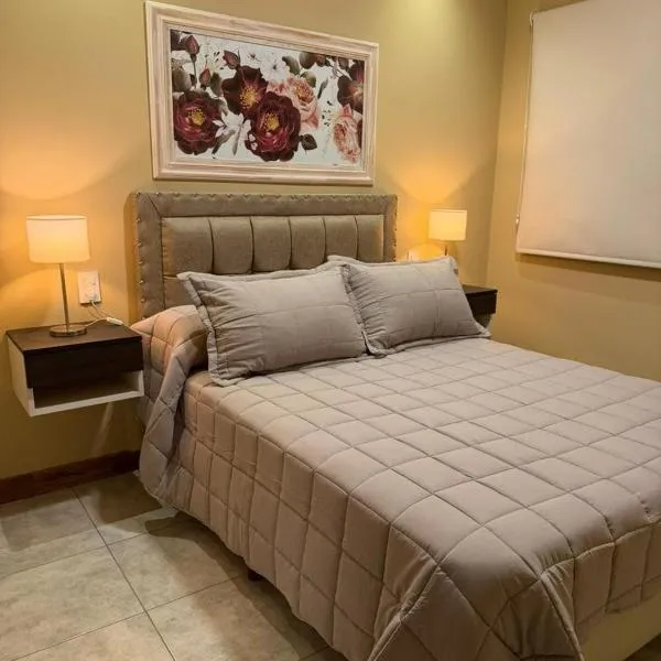 Modern apartment in Azul, comfort and style with patio，位于阿苏尔的酒店