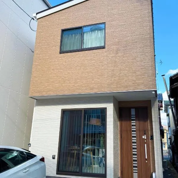 一軒家貸切尾道観光 JR松永駅徒歩1分MAX6人 Cozy Entire House Great for Onomichi Sightseeing! 1-Min Walk from JR Matsunaga Station, Free Parking, Sleeps up to 6 Guests，位于福山的酒店
