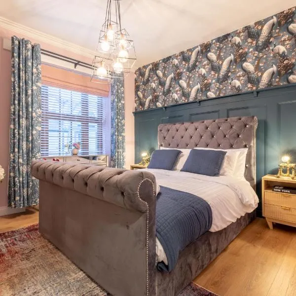 The Secret Garden, Donaghadee - The Hideaway - Lavish 3-DBR & Stylish 5-Beds - Sleep 7 - Hi-Speed Wi-Fi - Parking - Hot Tub - Garden,位于Donaghadee的酒店