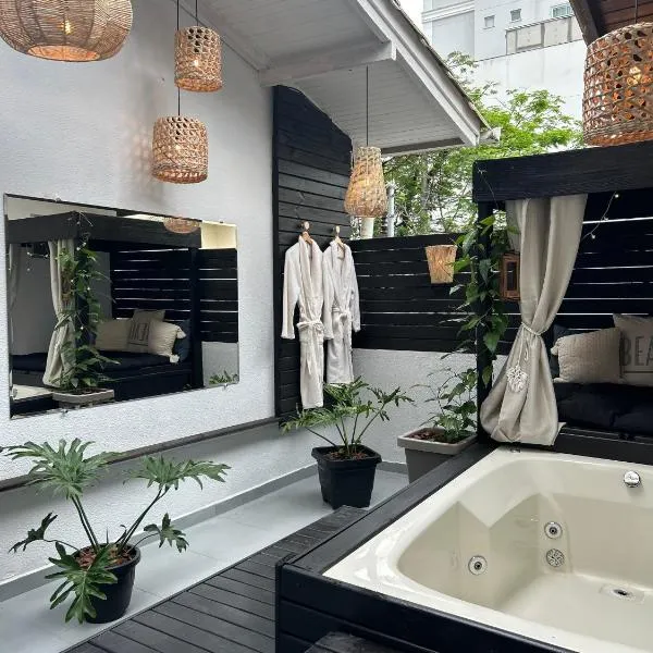 Pousada Flat com jacuzzi privativa aquecida 300 m da Praia e Roda Gigante，位于巴拉奈里奥-坎布里乌的酒店