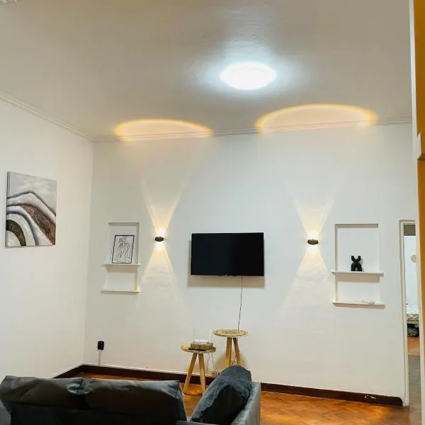 Lovely bedroom in a centrally located apartment，位于马普托的酒店