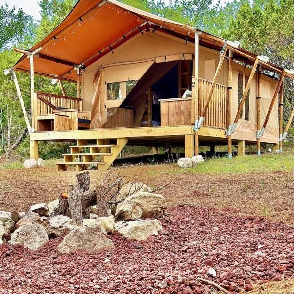 Glamping Escape with Fire Pit on Winery，位于约翰逊城的酒店