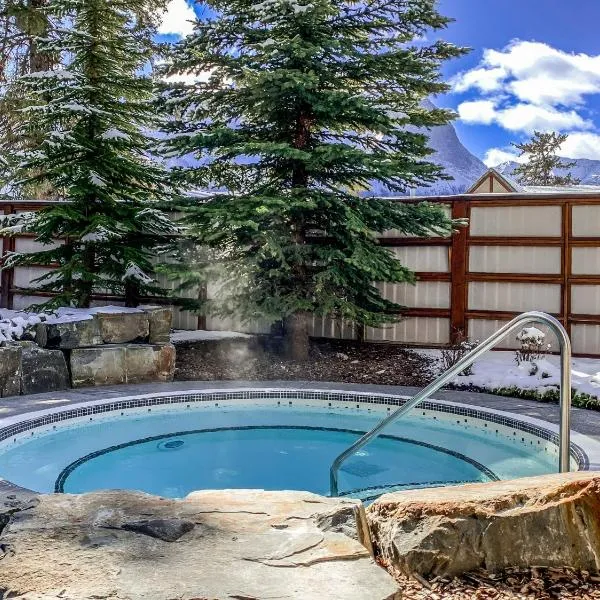 Fantastic Mountain View - Hot Tubs & Steam Room，位于坎莫尔的酒店