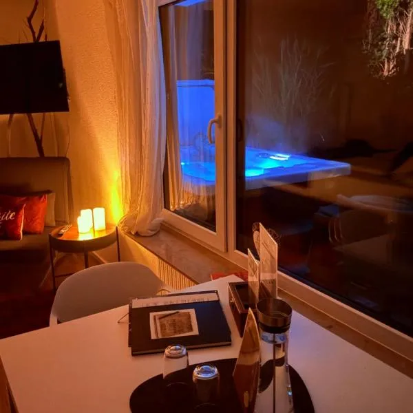 ROSMARIN - Kuschelige Fewo - Romantik & Entspannung im Whirlpool auf privater Terrasse, Ruhe & Hund willkommen - by FerienWohnenAmSee -，位于于伯林根的酒店