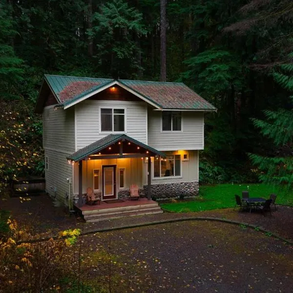 Snowline Hillside Chalet，位于格雷西尔的酒店