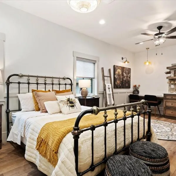 The Bee Room - Cozy Retreat on Midway Main Street，位于米德韦的酒店