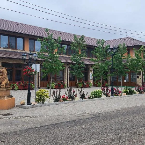 Vörös Álom Apartman Panzió，位于蒂萨凯奇凯的酒店