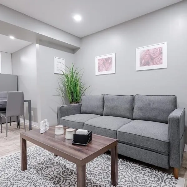 Renovated 2 Bedroom Basement Apartment Near 401 and Amenities，位于鲍曼维尔的酒店