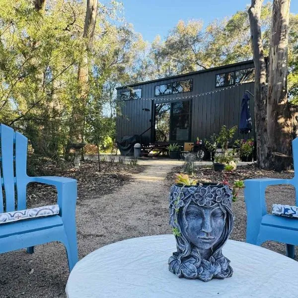 Tiny House Glenrowan - Kingfisher Eco Retreat，位于Glenrowan的酒店