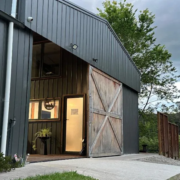 Luxury Barn-Style Suite with Stable Views，位于Gruyere的酒店