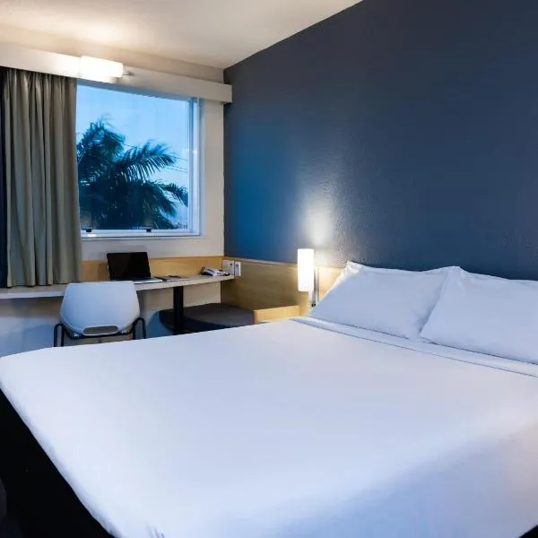 维多利亚机场宜必思酒店，位于维多利亚的酒店