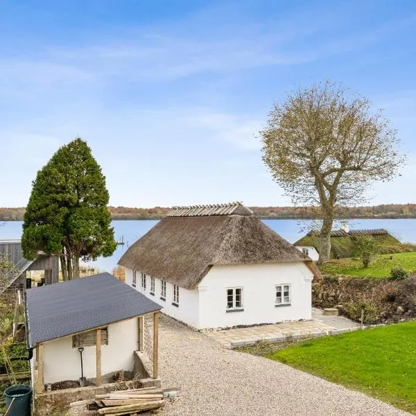 Stråtækt feriehusidyl ved vandet，位于森讷堡的酒店