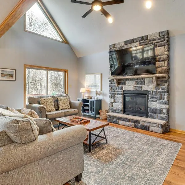 Hot Tub Soaks! Family Home 6 Mi to Big Boulder Mtn，位于Albrightsville的酒店