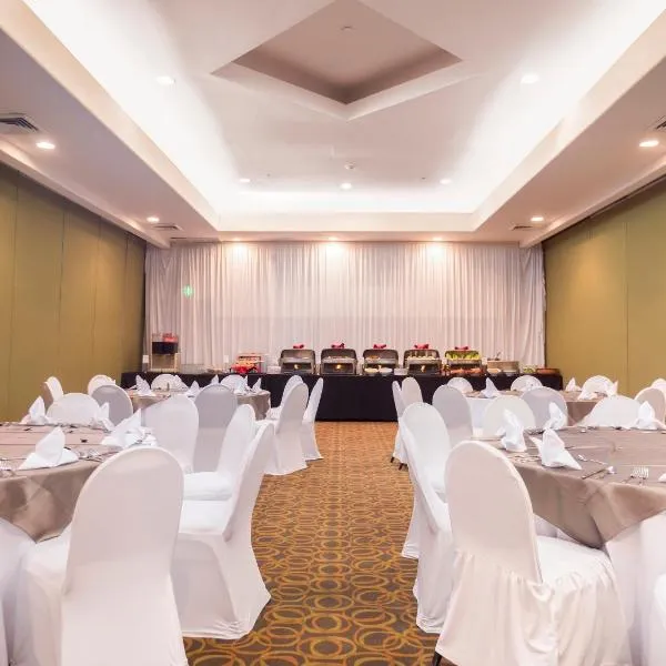 假日酒店里约提华纳店，位于提华纳的酒店