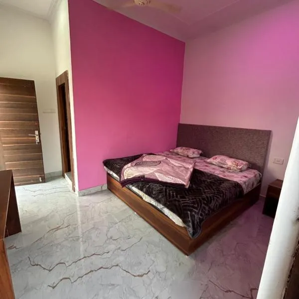 Hello India home stay，位于克久拉霍的酒店