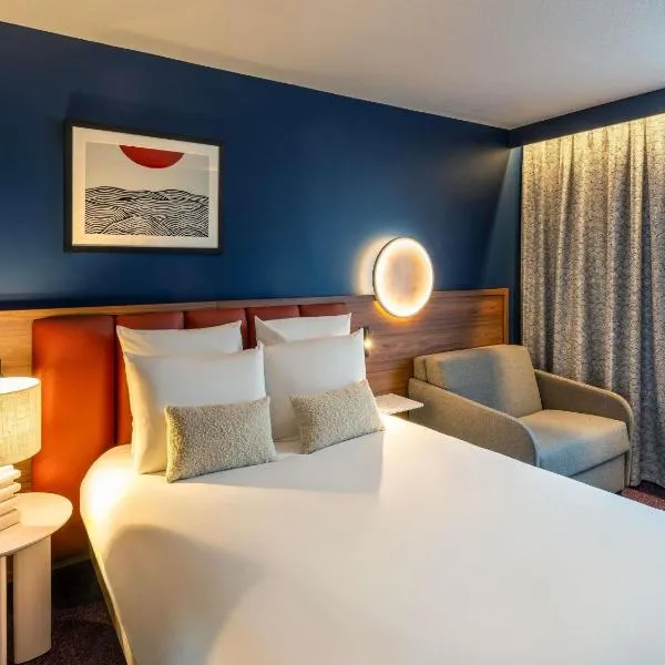 卡昂蔚蓝之珠美居酒店，位于凯恩的酒店