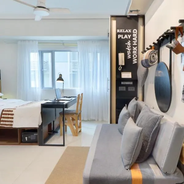 Relaxing Apt Bgc Business Ready with 84inch Cinema，位于马尼拉的酒店