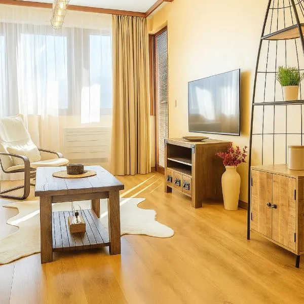 Forest nest Cozy apartment white balcony on the hill，位于班斯科的酒店