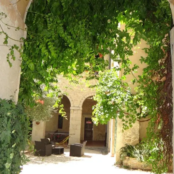 多米尼加修道院假日公园，位于Saint-Sauveur-Governet的酒店