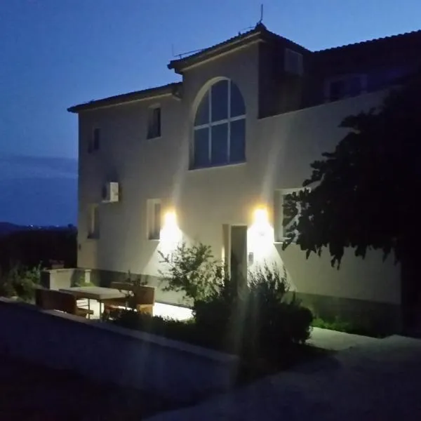 巴尔巴公寓，位于Zadar-Šušnjar的酒店