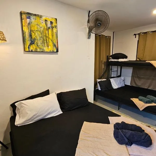 Batu Puteh Chalet by the River, Pool, WIFI，位于Kampong Mendok的酒店