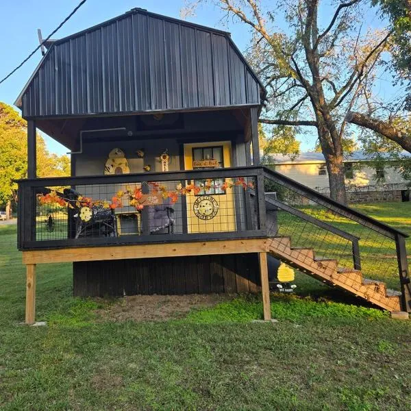 The Honey House a cozy retreat for one or two，位于Marshall的酒店