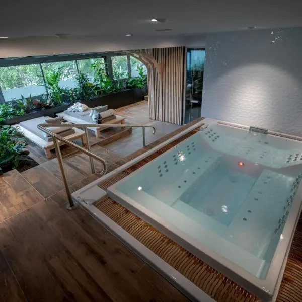 BW Plus Central Park Hotel & Spa，位于拉罗谢尔的酒店