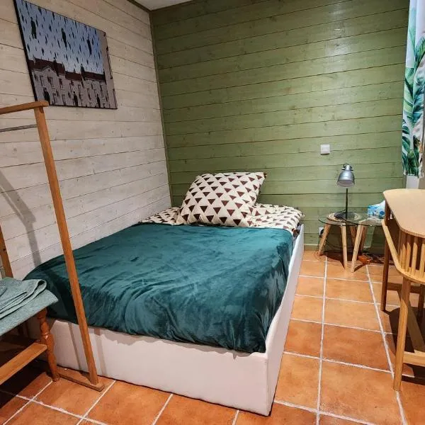 L'Escale - private bed, shower room & kitchen，位于布拉尼亚克的酒店