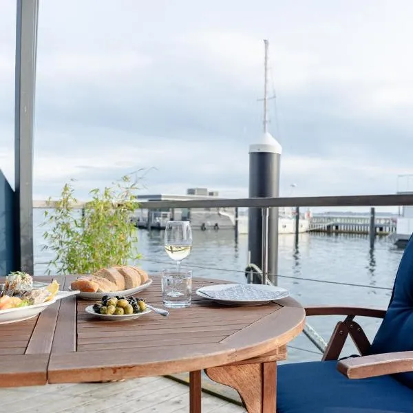 Hausboot Harmonie，位于施特拉尔松德的酒店