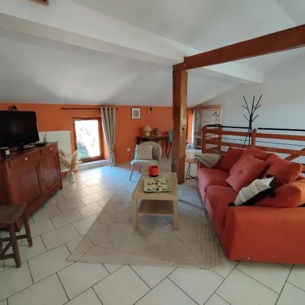 Gîte La Mansarde，位于La Chapelle-aux-Bois的酒店