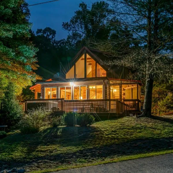 Luxury Cabin 45 Min to Asheville Hot Tub & Fire pit，位于马里昂的酒店