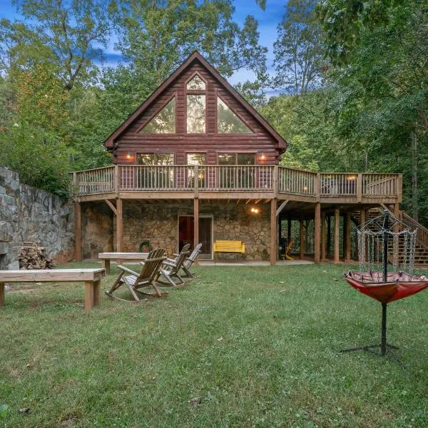 Spectacular Log Cabin Home 45 minutes to Asheville，位于马里昂的酒店