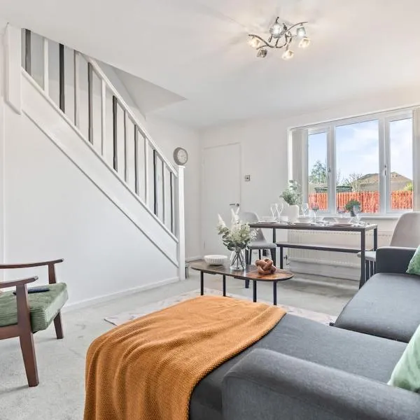 #77 Stylish Coventry home - Sleeps 6 - Near Coventry Transport Museum - " Perfect for Contractors and Families- Free Parking"，位于Tollbar End的酒店