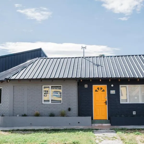 Casita del centro Esquel luz natural, wifi alto, ideal parejas, check in autónomo，位于埃斯克尔的酒店
