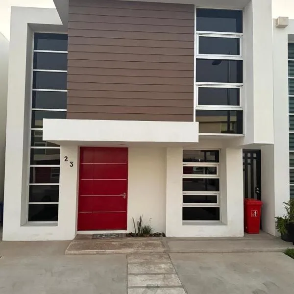 New House Near The Beach，位于恩塞纳达港的酒店