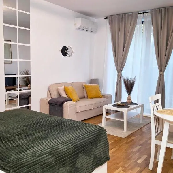 IVY Luxury Residence - Self Check-In 247 - Garden - Near Airport & US Embassy - Băneasa Mall，位于布加勒斯特的酒店