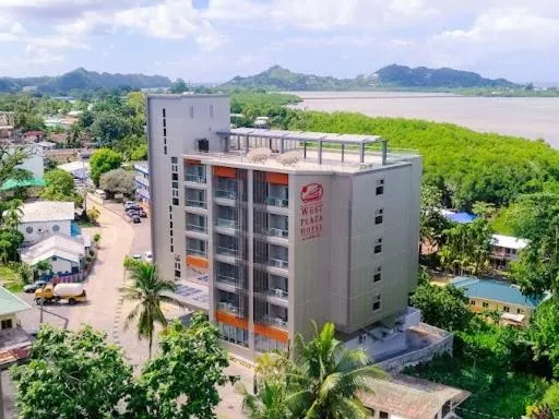 West Plaza Hotel at Lebuu Street,位于科罗尔的酒店